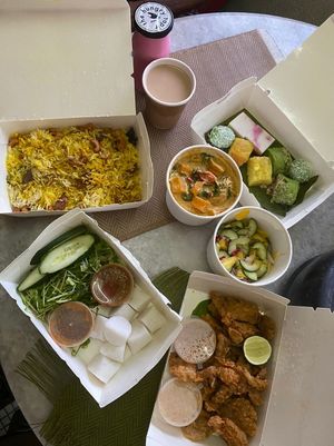 pumpkin lodeh, briyani Rice, cendawan 'Ay-am' Percik, nasi impit and kuah kacang 🥜, acar and ulam 🥬, papadam, Homemade vegan kuih 🍮 with rose bandung 🌹 or teh tarik ☕ at The Hungry Tapir in Kuala Lumpur