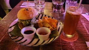 位置方便，適合朋友聊天放鬆 #Veganuary at The Hungry Tapir in Kuala Lumpur