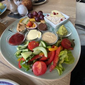 The Vivo vegan breakfast comes with fruit, vegetables, overnight oats with chia, and different savoury and sweet spreads. I really loved the strawberry marmelade    at Vivo in Wangen Im Allgaeu