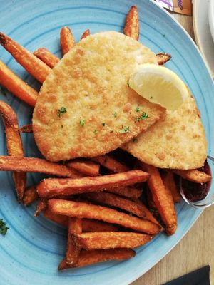 Knusperschnitzel mit Süsskartoffelpommes at Vivo in Wangen Im Allgaeu
