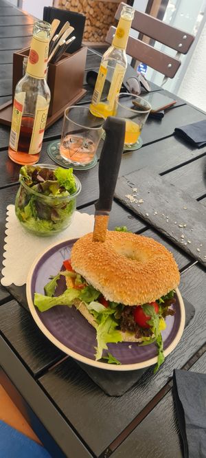 Veganer Bagel mit Salat at Vivo in Wangen Im Allgaeu