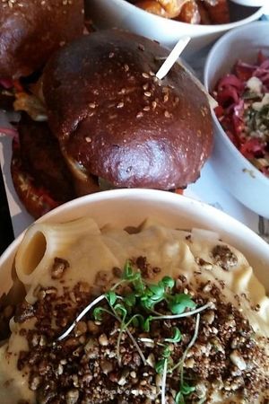 burgers, mac and cheese and slaw at Jack Bean - Erasmus Food Plaza in Rotterdam