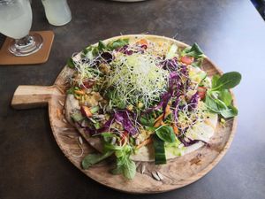 Mediterranean flat bread vegan at De Maderij in Pelt