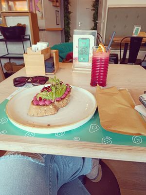 Very vegan toast e red revitalize at Brunch Republic in Treviso