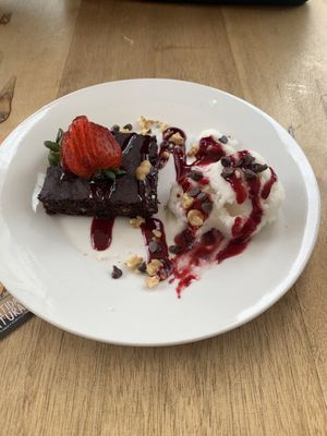 Warmer Walnuss-Brownie mit Zitronensorbet  at Prana Veggie in Quito