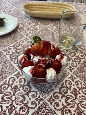 Fresas com chantilly vegano   at Prana Veggie in Quito