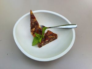 Dadeltaart (pie of dates and biscuit) is vegan at Sam Sam in Enschede