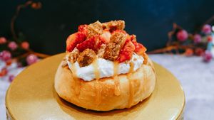 Saxon roll looked amazing on display  at Cinnaholic in Schaumburg