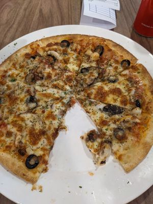 Mixed mushroom and black olive pizza at Pizzarella Misokimch in Tanah Rata
