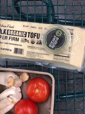 Edible Peace macnut cheese + high protein extra firm organic tofu + local tomatoes + local Ali’i mushrooms = Hawaiian veganbliss in January ❤️🏝️😊 #Veganuary at Edible Peace in Honolulu