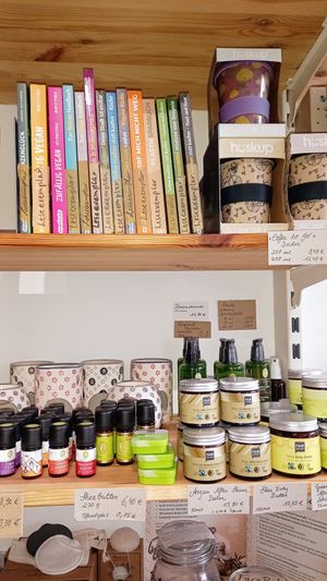 bücher, becher und pflegeprodukte at Unverpackt in Weinheim
