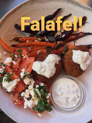 Um dos pratos de almoço ! Falafel  com molho de iogurte, cenouras baby, tomate e queijo feta! at Sou Green in Porto