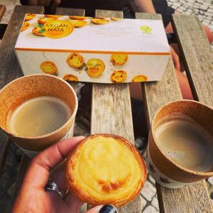 Kaffee in essbaren Becher, nachhaltig und sogar lecker at VeganNata - Campo de Ourique in Lisbon