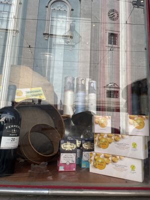 Store window from outside (you can buy pastel de nata also packed in boxes)  at VeganNata - Campo de Ourique in Lisbon