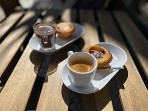 Menu: nata+espresso (Front) menu: nata + hot chocolate (back) at VeganNata - Campo de Ourique in Lisbon