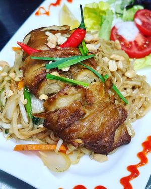 Shangri-La Phat Thai with Seitan at Vegan Loving Hut Neubau in Vienna