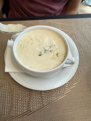 super delicious erdapfel soup   at Vegan Loving Hut Neubau in Vienna