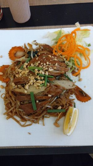 Shangri-La Phat Thai (mit Seitan Entli) at Vegan Loving Hut Neubau in Vienna
