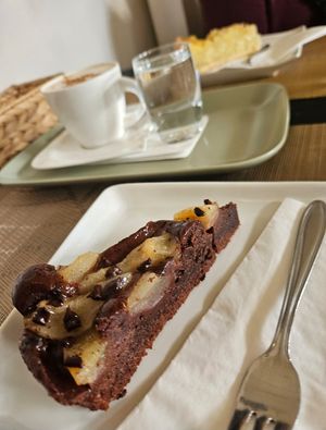 Birnen/Schokotorte (vegan) at Vegan Loving Hut Neubau in Vienna