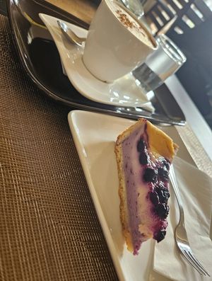 Beerentorte (vegan) at Vegan Loving Hut Neubau in Vienna