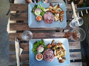 2x Mongolian barbecue dish + homemade ice tea lemon at Vegan Loving Hut Neubau in Vienna
