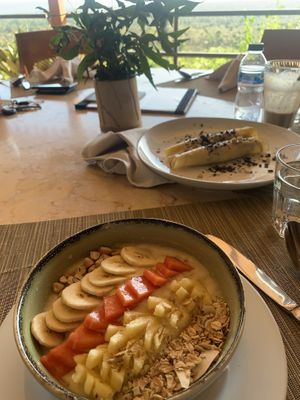 Vegan, banana, cashews, mango bowl at Suma Restaurant in Gerokgak