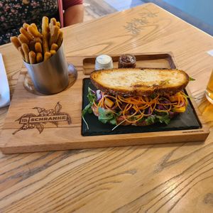 Regenbogensandwich mit brokkolipommes at Kulturschranne in Dachau