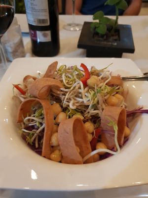 Salad with vegan ham at Anacardos in Cartagena