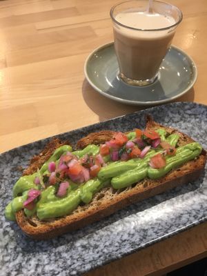 Tostada de aguacate 🥑 y tomate 🍅. Cafe decaf con leche de avena at Böl in Barcelona