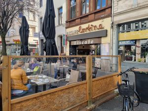 outdoor seating - along the road at Cortina in Cologne