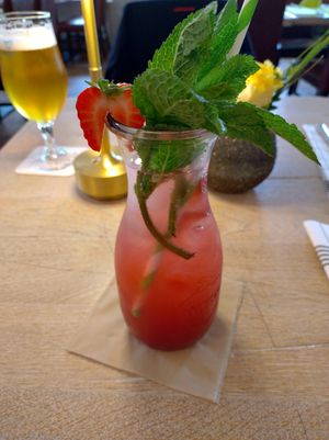 Hausgemachte Erdbeer-Rhabarber-Limonade at Gasthaus Am See in Hainspitz