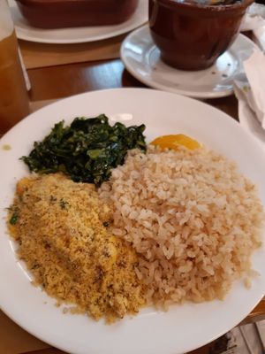 Os ingredientes sem caldo chegam em um prato separado da feijoada at Pé na Jaca in Sao Paulo