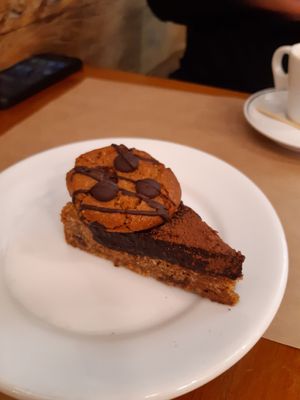 Torta vegana de chocolate e cookie at Pé na Jaca in Sao Paulo