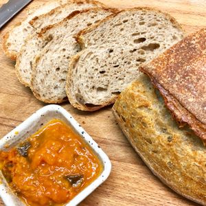 自家酵母麵包（青醬口味） 佐 自製番茄辣醬 at Nä Yě 娜野 in Tainan