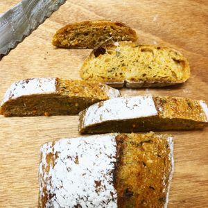 自家酵母麵包 // 蘿蔔與蘿蔔葉 at Nä Yě 娜野 in Tainan