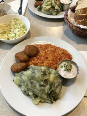 Ćufte, sataraš i krumpir s blitvom  at Ananda in Novi Sad