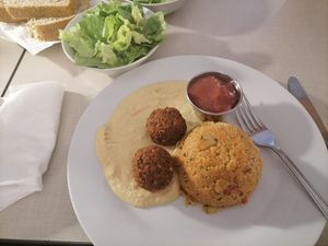 Falafel, turska kus kus salata, humus sa šangarepom, čatni od jagoda at Ananda in Novi Sad