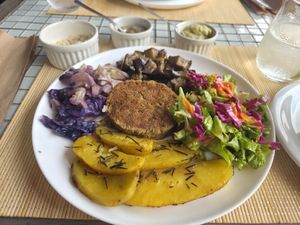 Vegan basic plate at samsara restaurant in Buzios