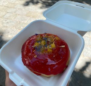 Veganer Donut mit Mango und Erdbeere   at Chök in 