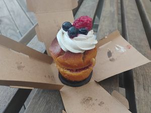 Raspberry muffin with vanilla at Chök in 