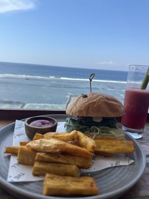 veganer Tempe Burger mit sweet potato fries  at The Chill in Penida Island
