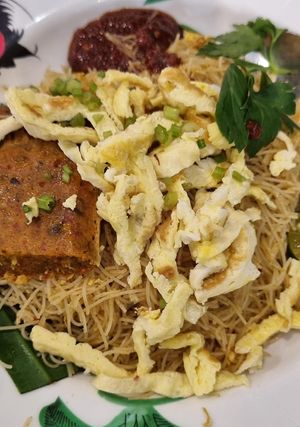 Tom yum bee hoon with otak at Vegeren 绿巨人 in Johor Bahru