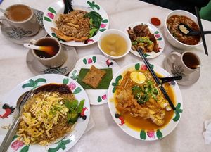 Sumptuous breakfast spread at Vegeren 绿巨人 in Johor Bahru