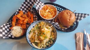 Ailes champi, mac&cheese et tofu Nashville at Maynard in Montreal