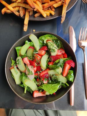 Salade fraise/rhubarbe at Maynard in Montreal