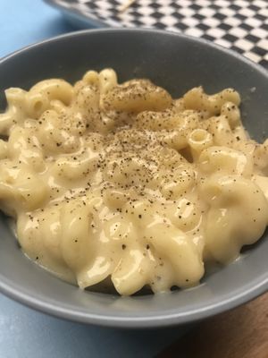 Vegan mac and cheese at Maynard in Montreal