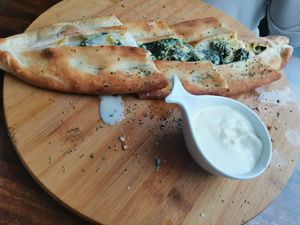 Vegan pedi with spinach and vegan cheese at Pesami in Kleve