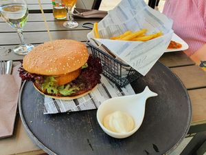 Chicken style burger and fries at Pesami in Kleve