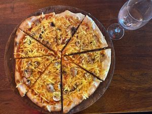 Vegan pizza funghi  at Pesami in Kleve