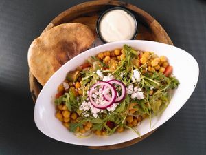 Protein bomb salade (chickpea salad) at Pesami in Kleve